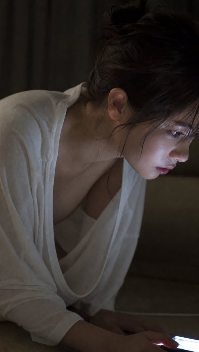 喜怒无常的女人看着电话 preview image 1